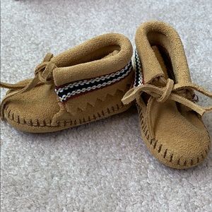 Minnetonka Tan Baby Slippers - Sz 2